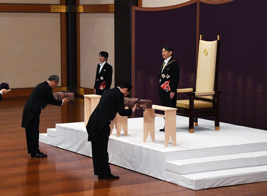 El nuevo emperador de Japón, Naruhito, ascendió formalmente el miércoles al Trono del Crisantemo, y abrió así una nueva era imperial en una solemne ceremonia realizada un día después de la abdicación de su padre, la primera en dos siglos.