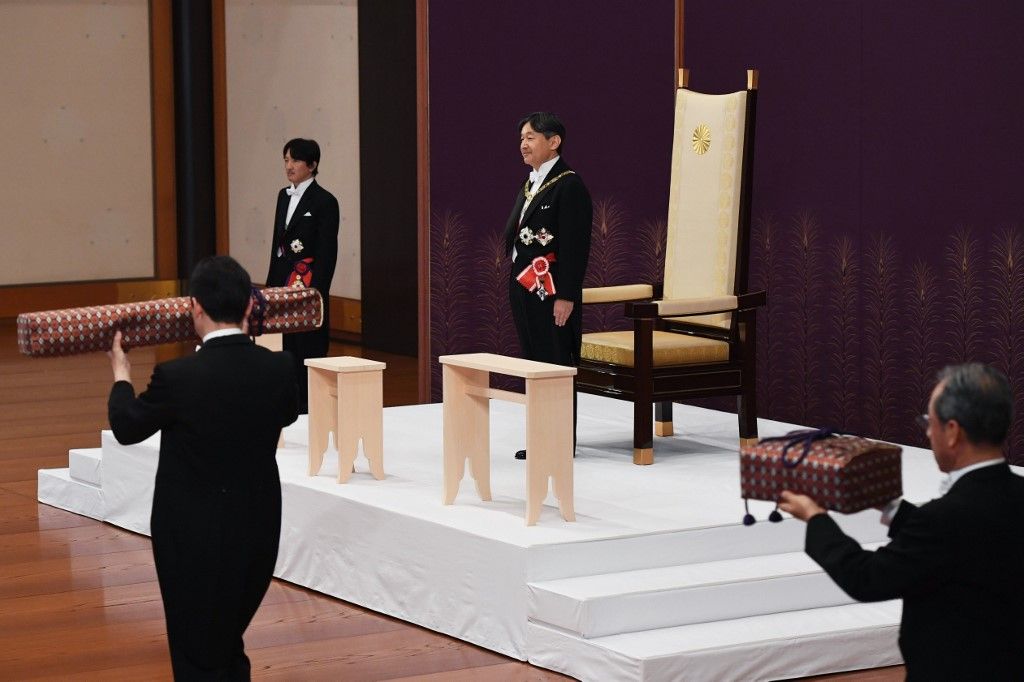 El nuevo emperador de Japón, Naruhito, ascendió formalmente el miércoles al Trono del Crisantemo, y abrió así una nueva era imperial en una solemne ceremonia realizada un día después de la abdicación de su padre, la primera en dos siglos.