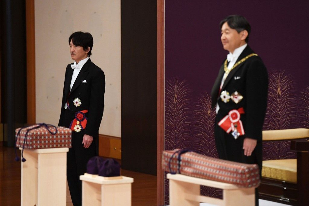 El nuevo emperador de Japón, Naruhito, ascendió formalmente el miércoles al Trono del Crisantemo, y abrió así una nueva era imperial en una solemne ceremonia realizada un día después de la abdicación de su padre, la primera en dos siglos.