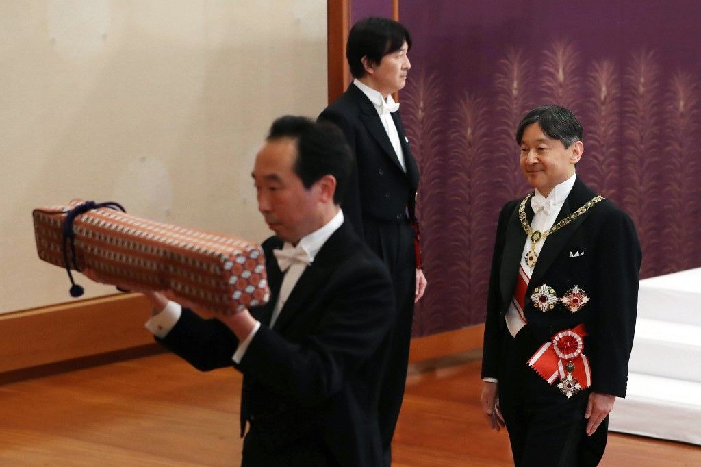 El nuevo emperador de Japón, Naruhito, ascendió formalmente el miércoles al Trono del Crisantemo, y abrió así una nueva era imperial en una solemne ceremonia realizada un día después de la abdicación de su padre, la primera en dos siglos.