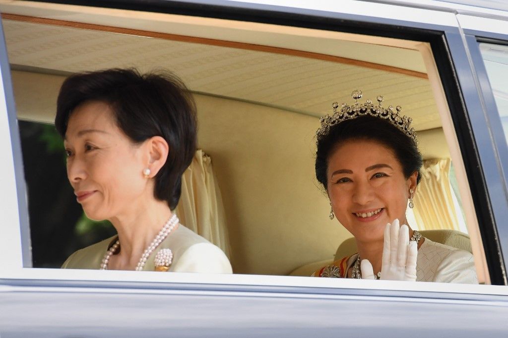 El nuevo emperador de Japón, Naruhito, ascendió formalmente el miércoles al Trono del Crisantemo, y abrió así una nueva era imperial en una solemne ceremonia realizada un día después de la abdicación de su padre, la primera en dos siglos.