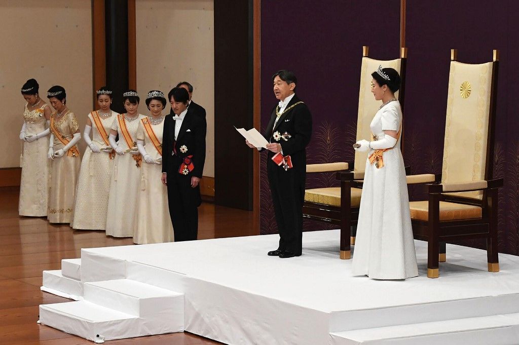 El nuevo emperador de Japón, Naruhito, ascendió formalmente el miércoles al Trono del Crisantemo, y abrió así una nueva era imperial en una solemne ceremonia realizada un día después de la abdicación de su padre, la primera en dos siglos.