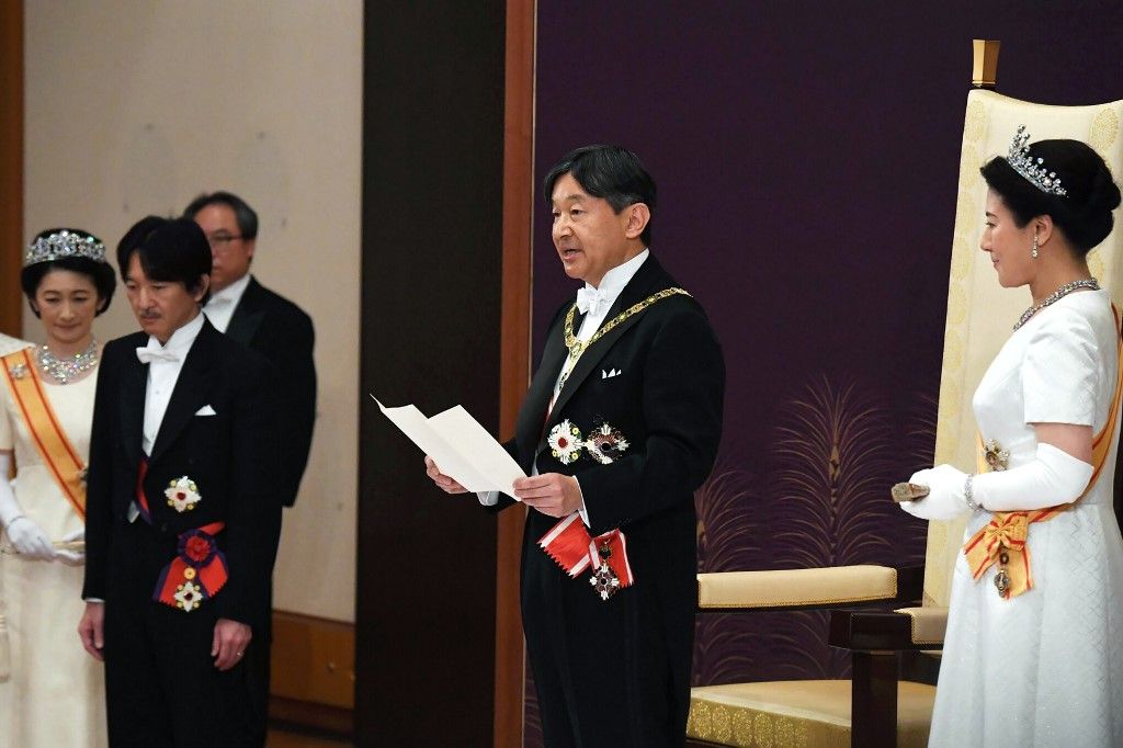 El nuevo emperador de Japón, Naruhito, ascendió formalmente el miércoles al Trono del Crisantemo, y abrió así una nueva era imperial en una solemne ceremonia realizada un día después de la abdicación de su padre, la primera en dos siglos.