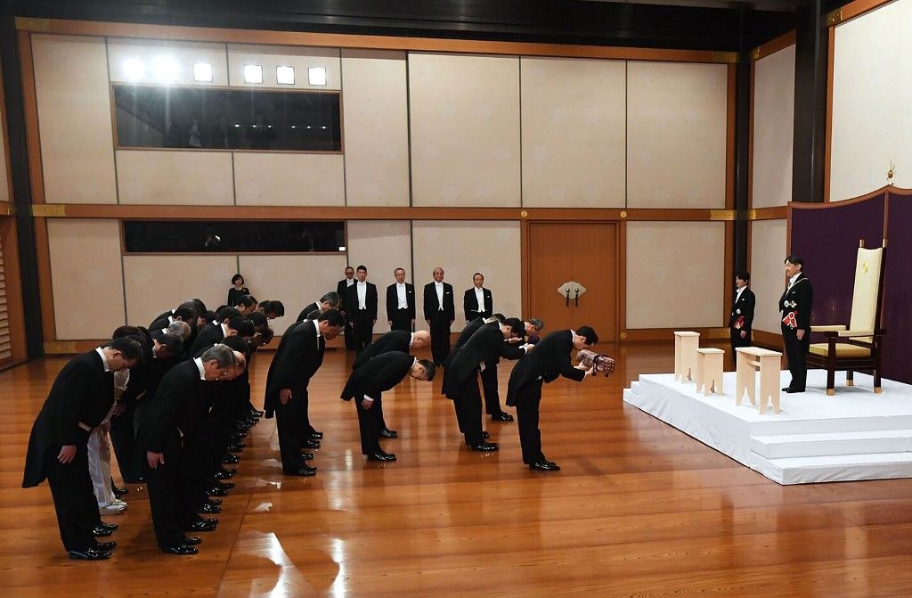 El nuevo emperador de Japón, Naruhito, ascendió formalmente el miércoles al Trono del Crisantemo, y abrió así una nueva era imperial en una solemne ceremonia realizada un día después de la abdicación de su padre, la primera en dos siglos.