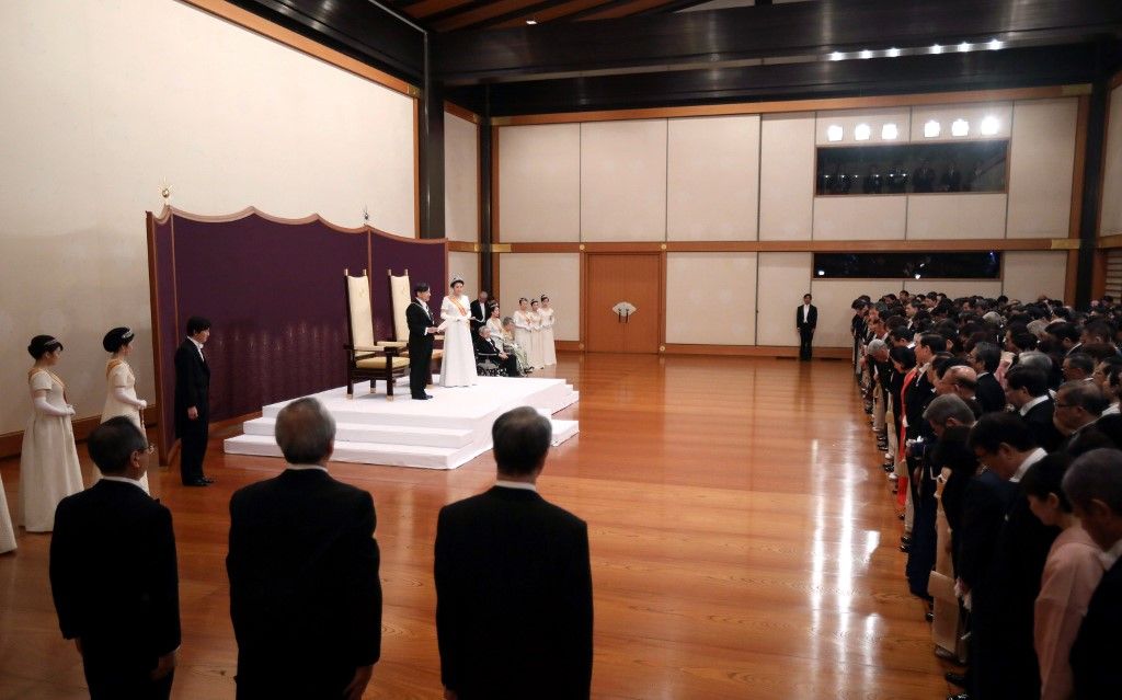 El nuevo emperador de Japón, Naruhito, ascendió formalmente el miércoles al Trono del Crisantemo, y abrió así una nueva era imperial en una solemne ceremonia realizada un día después de la abdicación de su padre, la primera en dos siglos.