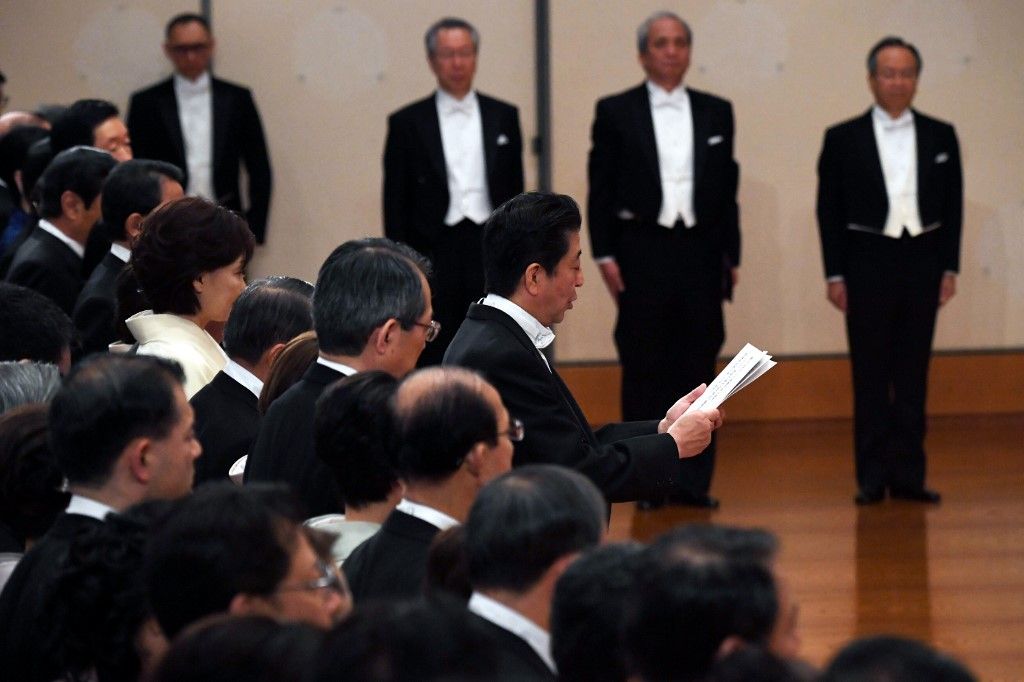 El nuevo emperador de Japón, Naruhito, ascendió formalmente el miércoles al Trono del Crisantemo, y abrió así una nueva era imperial en una solemne ceremonia realizada un día después de la abdicación de su padre, la primera en dos siglos.