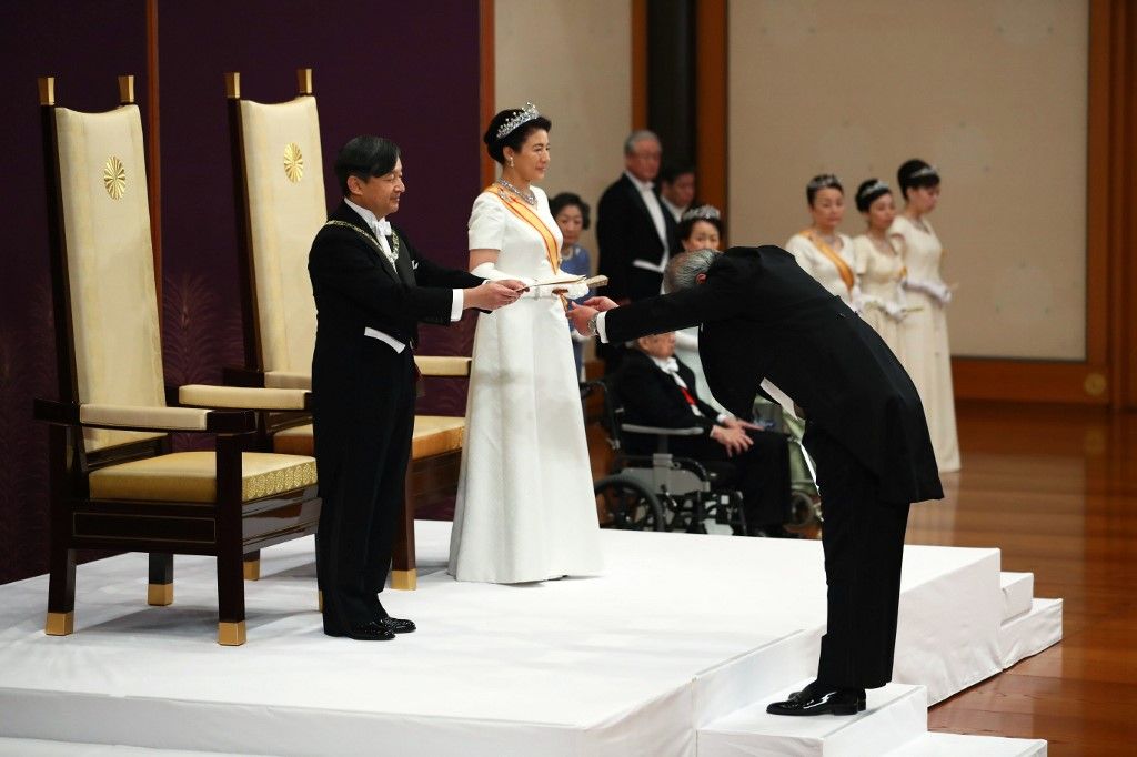 El nuevo emperador de Japón, Naruhito, ascendió formalmente el miércoles al Trono del Crisantemo, y abrió así una nueva era imperial en una solemne ceremonia realizada un día después de la abdicación de su padre, la primera en dos siglos.