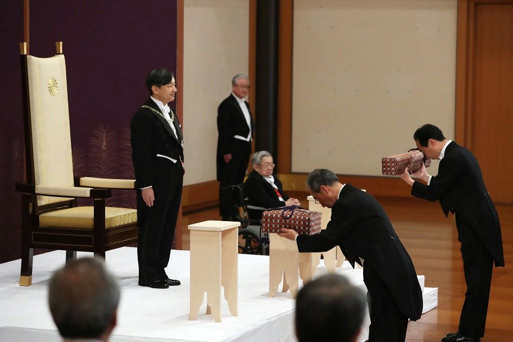 El nuevo emperador de Japón, Naruhito, ascendió formalmente el miércoles al Trono del Crisantemo, y abrió así una nueva era imperial en una solemne ceremonia realizada un día después de la abdicación de su padre, la primera en dos siglos.