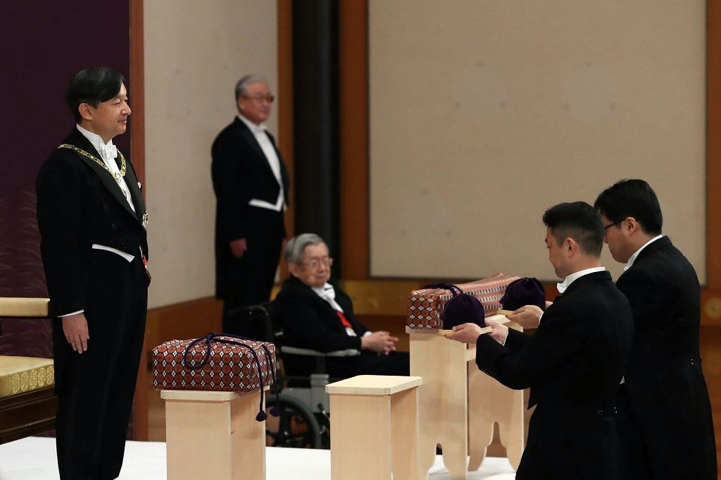 El nuevo emperador de Japón, Naruhito, ascendió formalmente el miércoles al Trono del Crisantemo, y abrió así una nueva era imperial en una solemne ceremonia realizada un día después de la abdicación de su padre, la primera en dos siglos.