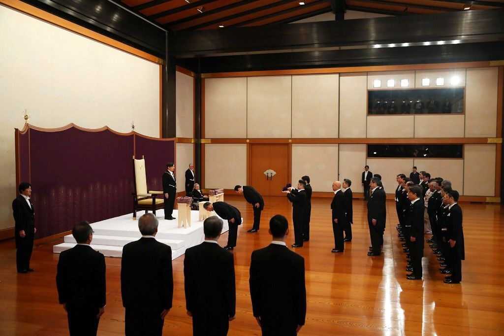 El nuevo emperador de Japón, Naruhito, ascendió formalmente el miércoles al Trono del Crisantemo, y abrió así una nueva era imperial en una solemne ceremonia realizada un día después de la abdicación de su padre, la primera en dos siglos.