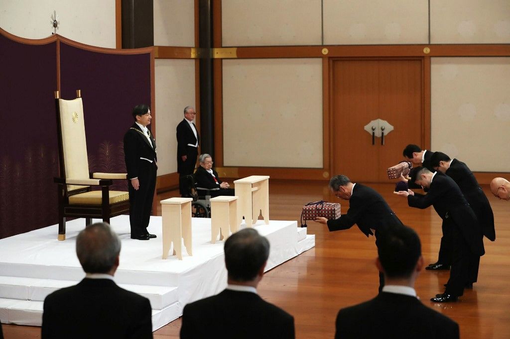 El nuevo emperador de Japón, Naruhito, ascendió formalmente el miércoles al Trono del Crisantemo, y abrió así una nueva era imperial en una solemne ceremonia realizada un día después de la abdicación de su padre, la primera en dos siglos.