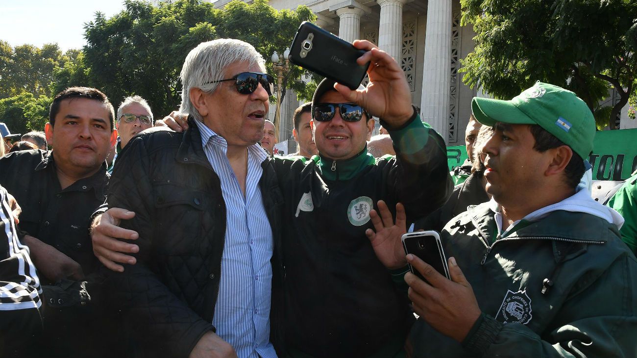 Hugo Moyano participó de las ollas populares durante el Día del Trabajador.