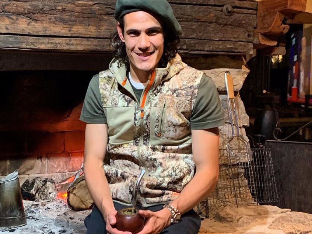 Edinson Cavani vuelve locos a los fans con su look | Caras