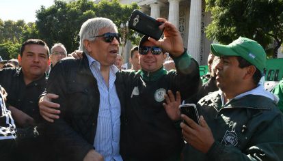 Hugo Moyano participó de las ollas populares durante el Día del Trabajador.