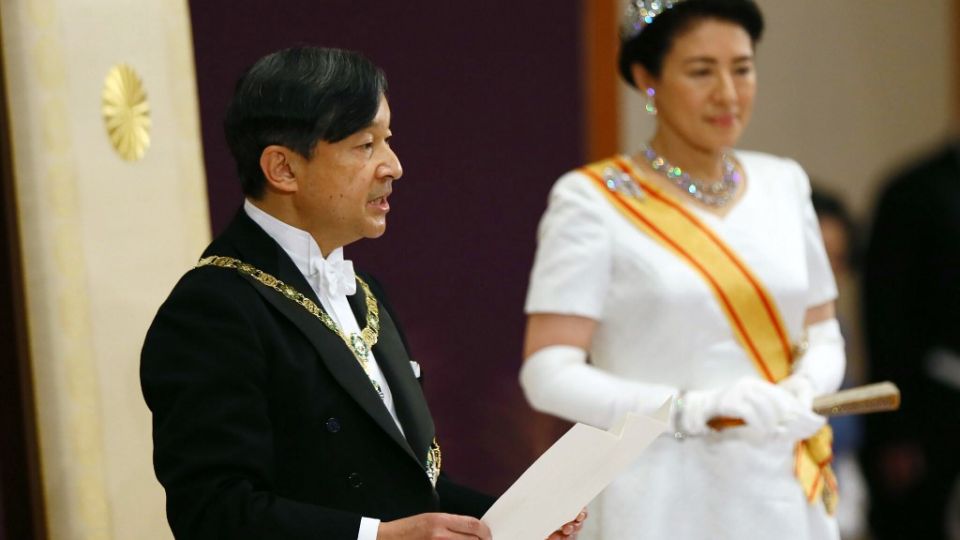 El nuevo emperador de Japón, Naruhito, ascendió formalmente el miércoles al Trono del Crisantemo, y abrió así una nueva era imperial en una solemne ceremonia realizada un día después de la abdicación de su padre, la primera en dos siglos.
