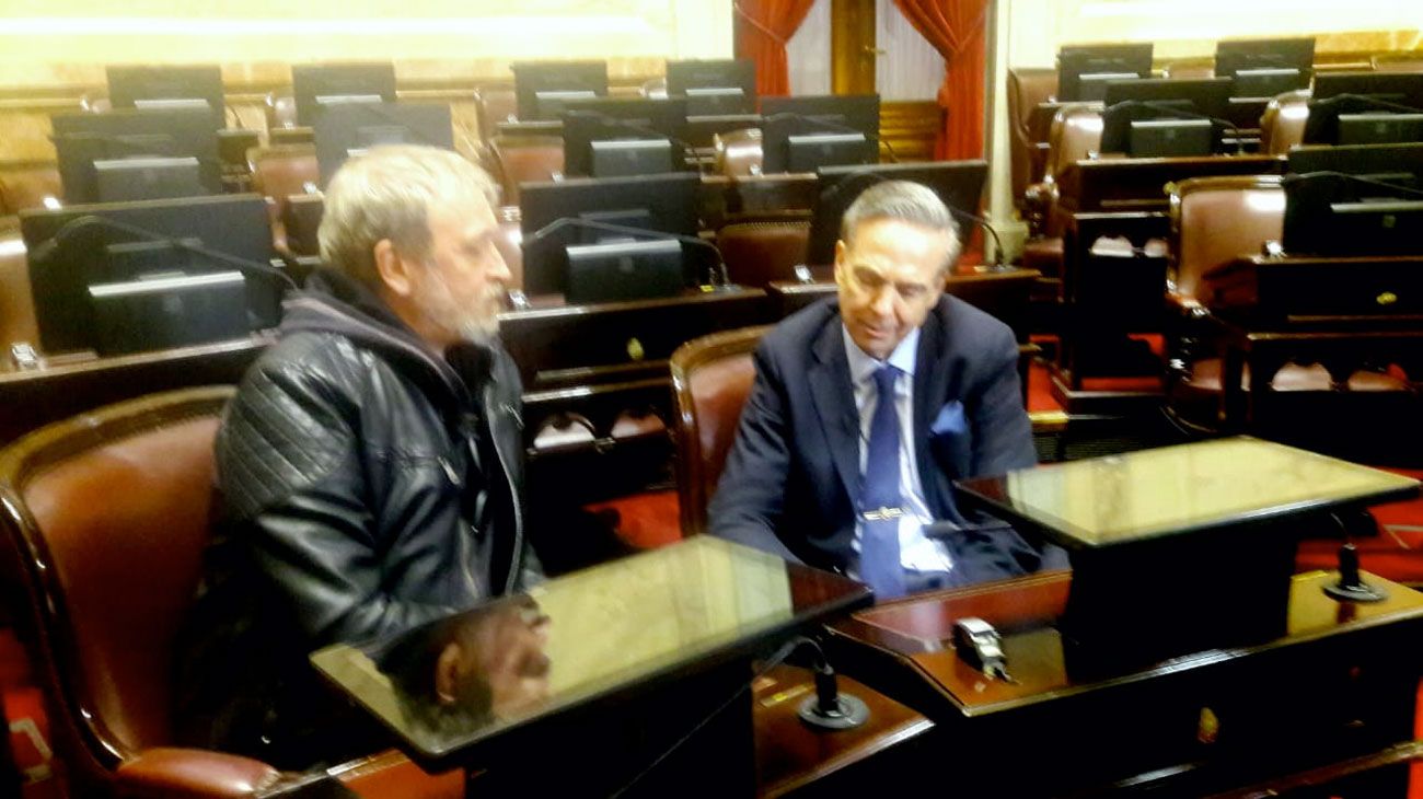 Edi Zunino junto a Miguel Ángel Pichetto en el recinto de la Cámara Alta.