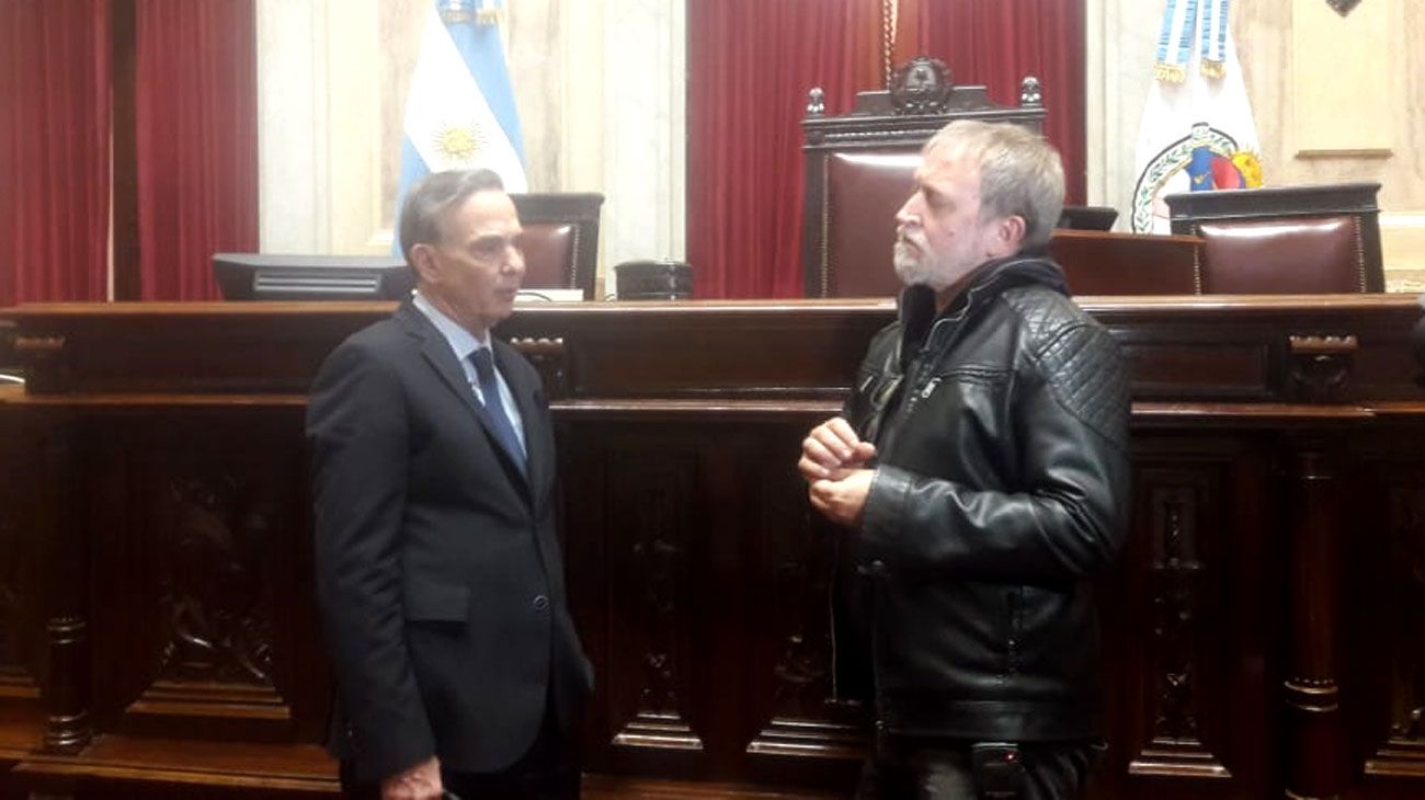 El periodista Edi Zunino durante el reportaje con el senador Miguel Ángel Pichetto.