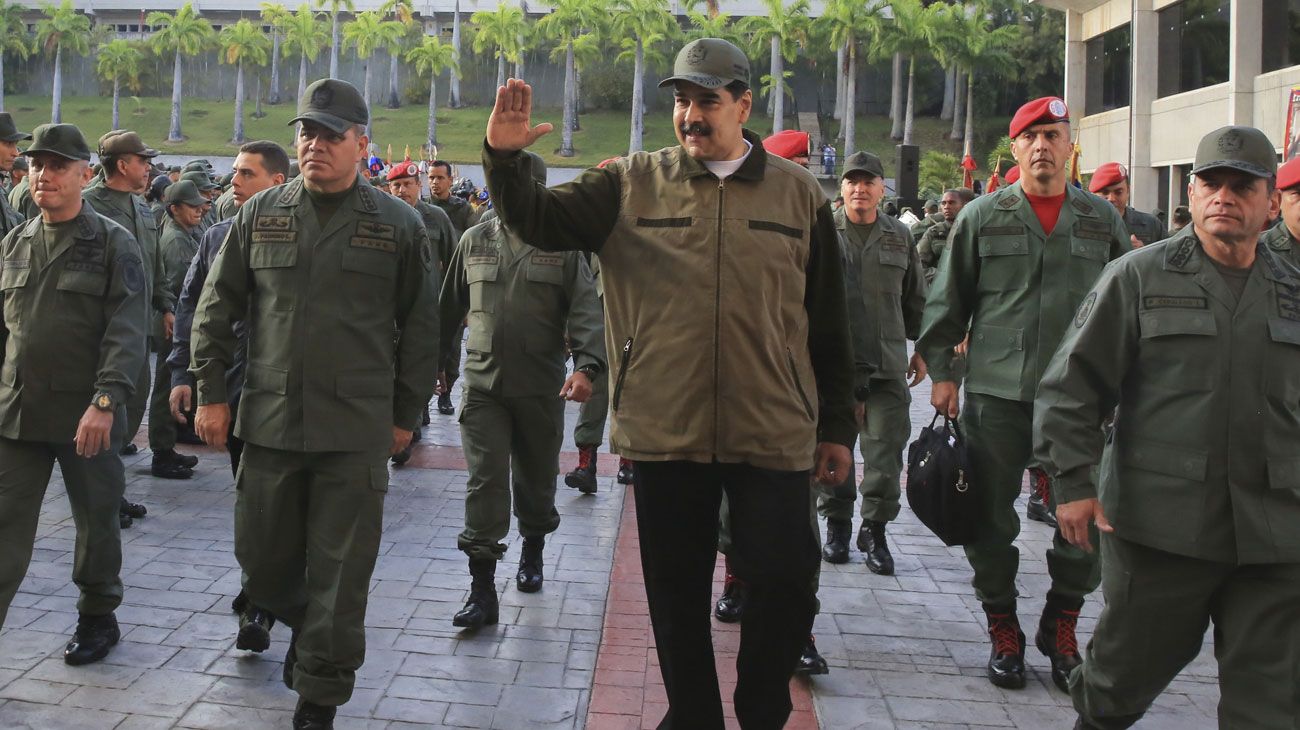 El presidente de Venezuela, Nicolás Maduro, junto a tropas militares acompañado por el Ministro de Defensa Vladimir Padrino en el "Fuerte Tiuna" en Caracas.