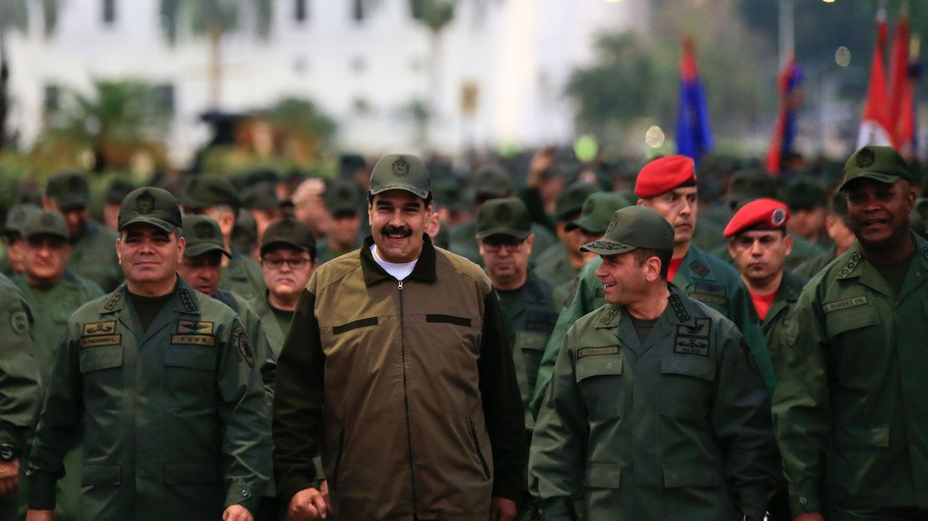 El presidente de Venezuela, Nicolás Maduro, junto a tropas militares acompañado por el Ministro de Defensa Vladimir Padrino en el "Fuerte Tiuna" en Caracas.