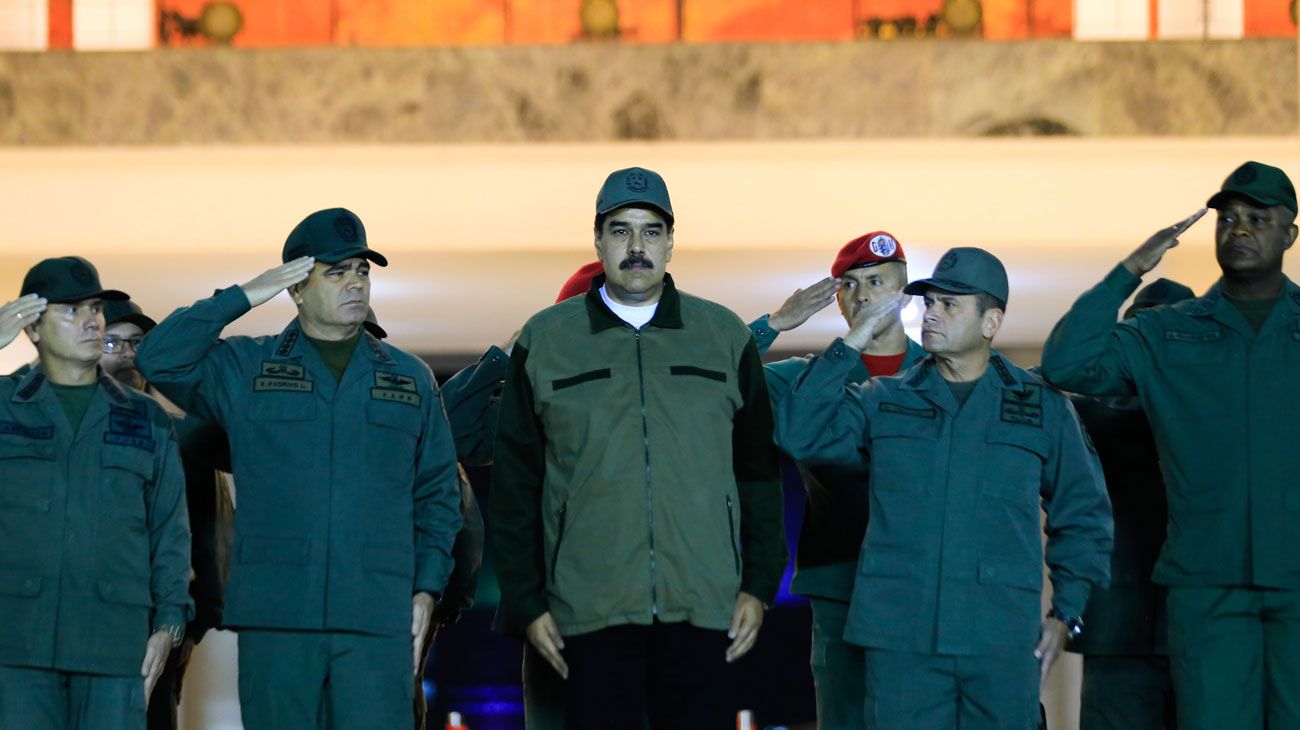 El presidente de Venezuela, Nicolás Maduro, junto a tropas militares acompañado por el Ministro de Defensa Vladimir Padrino en el "Fuerte Tiuna" en Caracas.