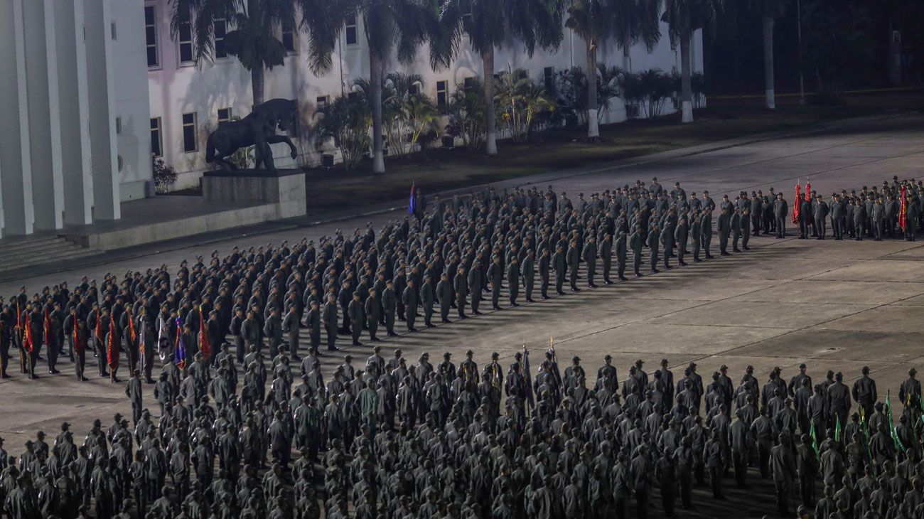 El presidente de Venezuela, Nicolás Maduro, junto a tropas militares acompañado por el Ministro de Defensa Vladimir Padrino en el "Fuerte Tiuna" en Caracas.