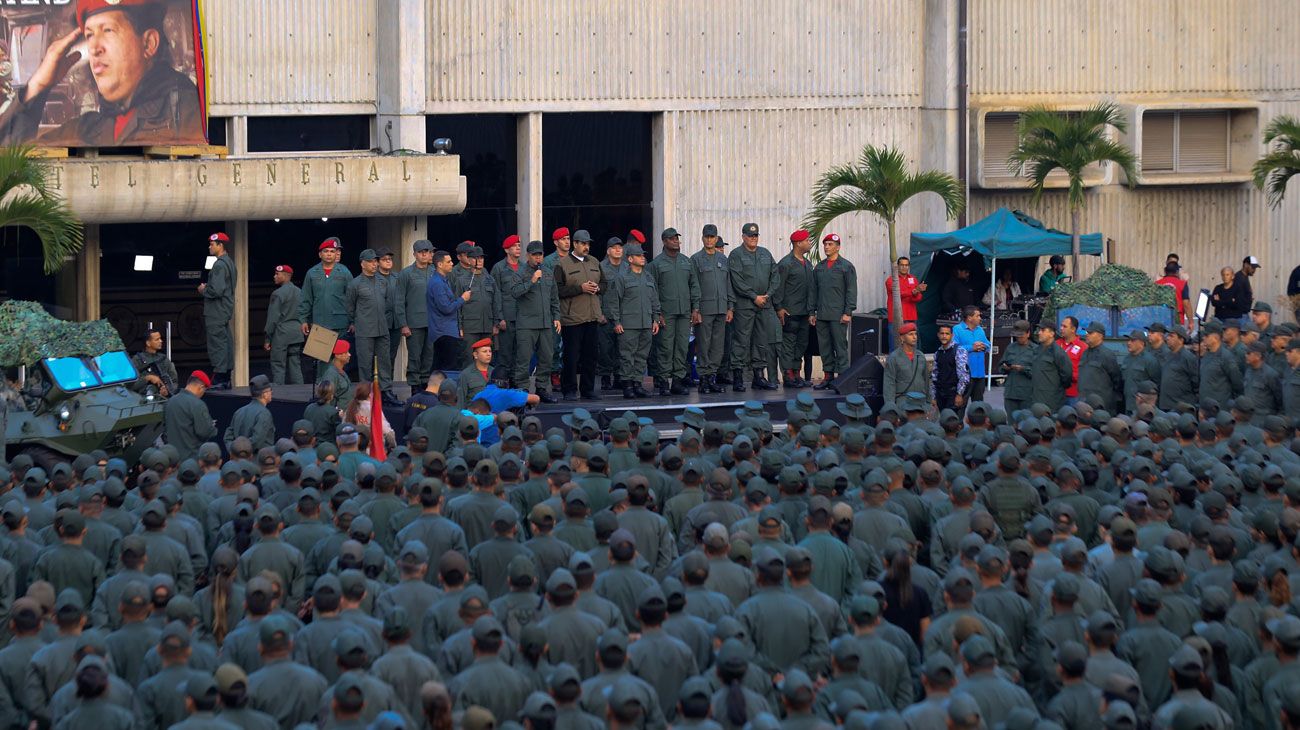 El presidente de Venezuela, Nicolás Maduro, junto a tropas militares acompañado por el Ministro de Defensa Vladimir Padrino en el "Fuerte Tiuna" en Caracas.