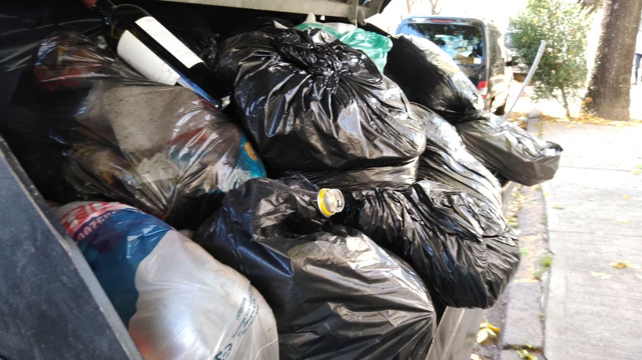 Calmada de basura. Así amaneció la ciudad de Bs. As. este viernes.