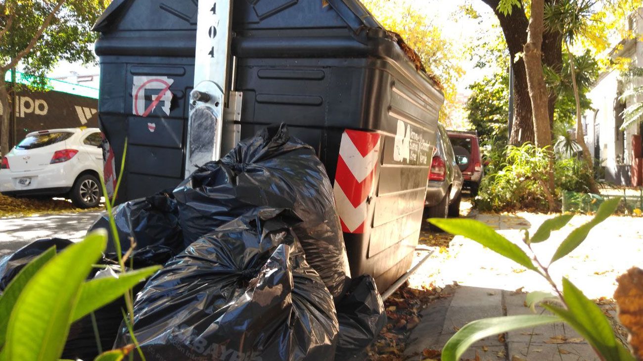 Calmada de basura. Así amaneció la ciudad de Bs. As. este viernes.