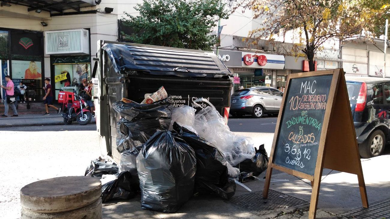 Calmada de basura. Así amaneció la ciudad de Bs. As. este viernes.