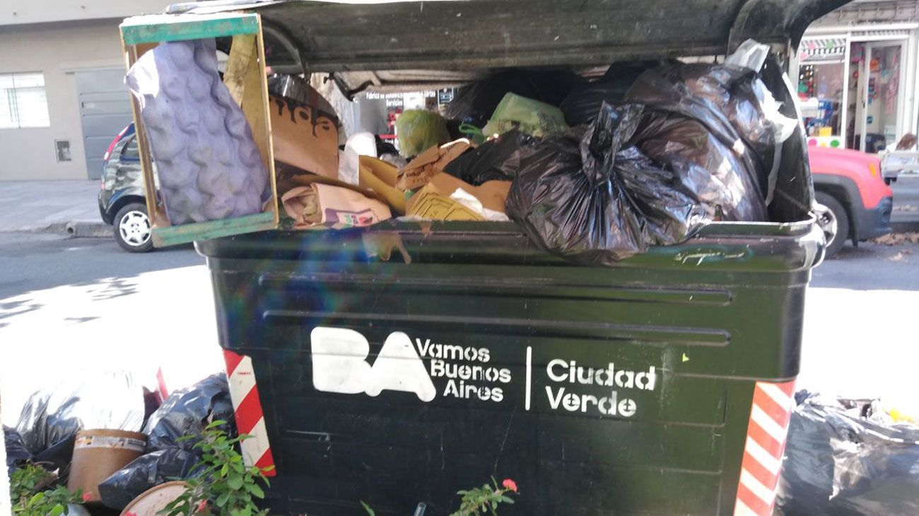 Calmada de basura. Así amaneció la ciudad de Bs. As. este viernes.