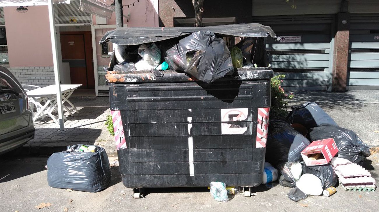 Calmada de basura. Así amaneció la ciudad de Bs. As. este viernes.