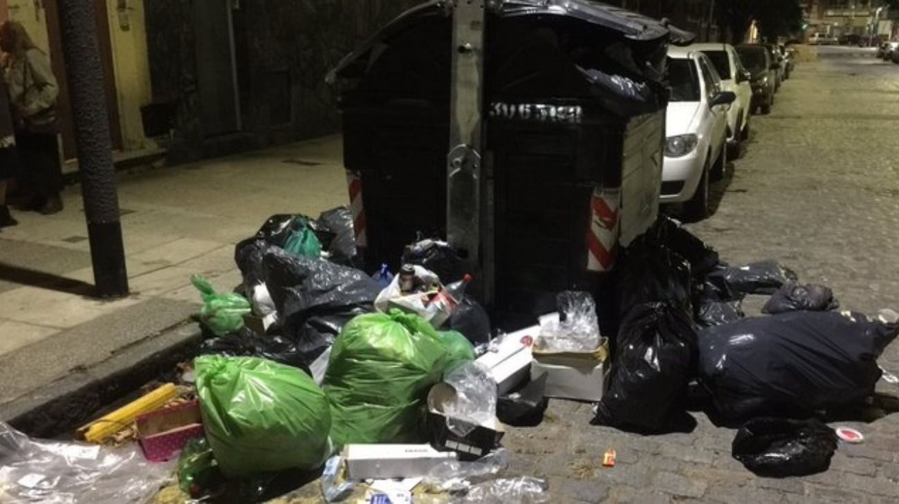 Por retraso en la recolección de basura, muchos barrios porteños amanecieron colmados de residuos en las calles.