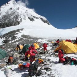 Bajo la Campaña de Limpieza del Everest, iniciada por el gobierno de Nepal, 14 personas han asumido el desafío de recuperar 10 toneladas de residuos en tan solo 45 días.