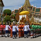 A días de su coronación, el Rey de Tailandia se casa con su guardaespaldas