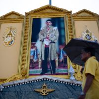 A días de su coronación, el Rey de Tailandia se casa con su guardaespaldas
