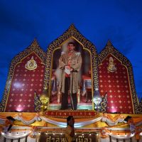 A días de su coronación, el Rey de Tailandia se casa con su guardaespaldas