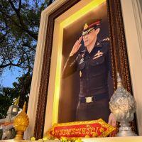 A días de su coronación, el Rey de Tailandia se casa con su guardaespaldas