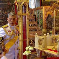 A días de su coronación, el Rey de Tailandia se casa con su guardaespaldas