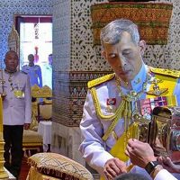 A días de su coronación, el Rey de Tailandia se casa con su guardaespaldas