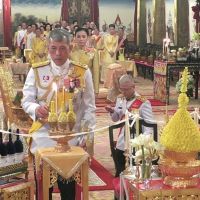 A días de su coronación, el Rey de Tailandia se casa con su guardaespaldas