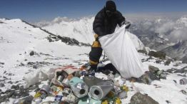 Sacan tres toneladas de basura del monte Everest