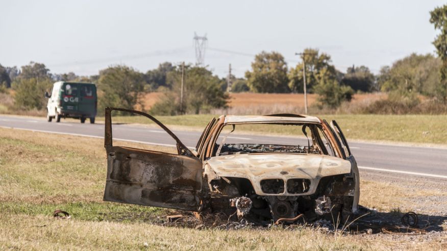 Autos incendiados y abandonados en la ruta nacional 193