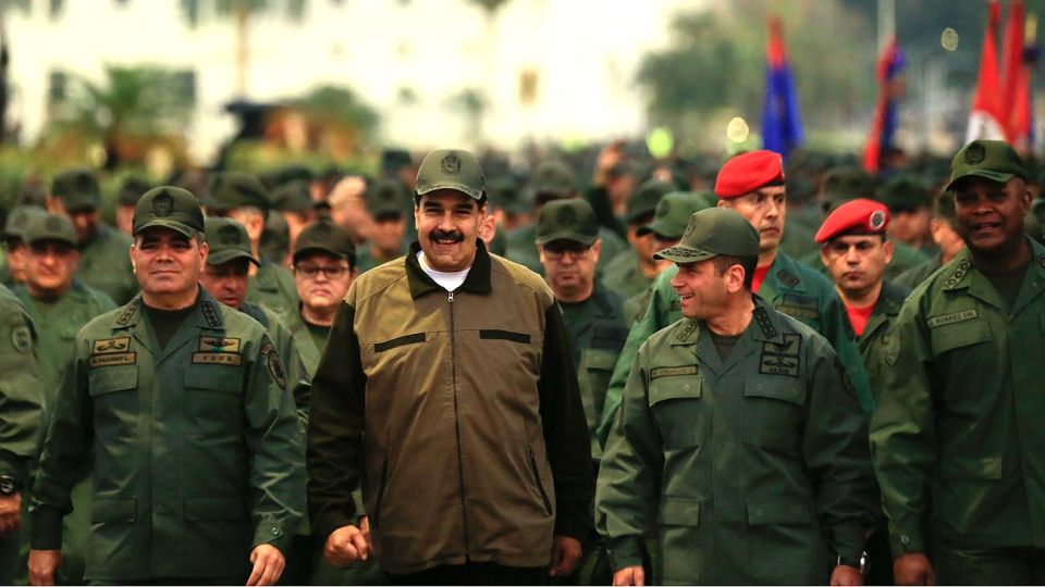 Hasta la victoria. Caracas difundió imágenes de Maduro rodeado de efectivos militares.