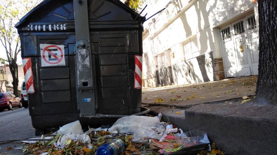 Calmada de basura. Así amaneció la ciudad de Bs. As. este viernes.