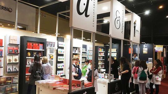 Casos. Ampersand comparte stand en el Pabellón Amarillo (foto). Rara Avis es parte de Cardumen, en el Azul.