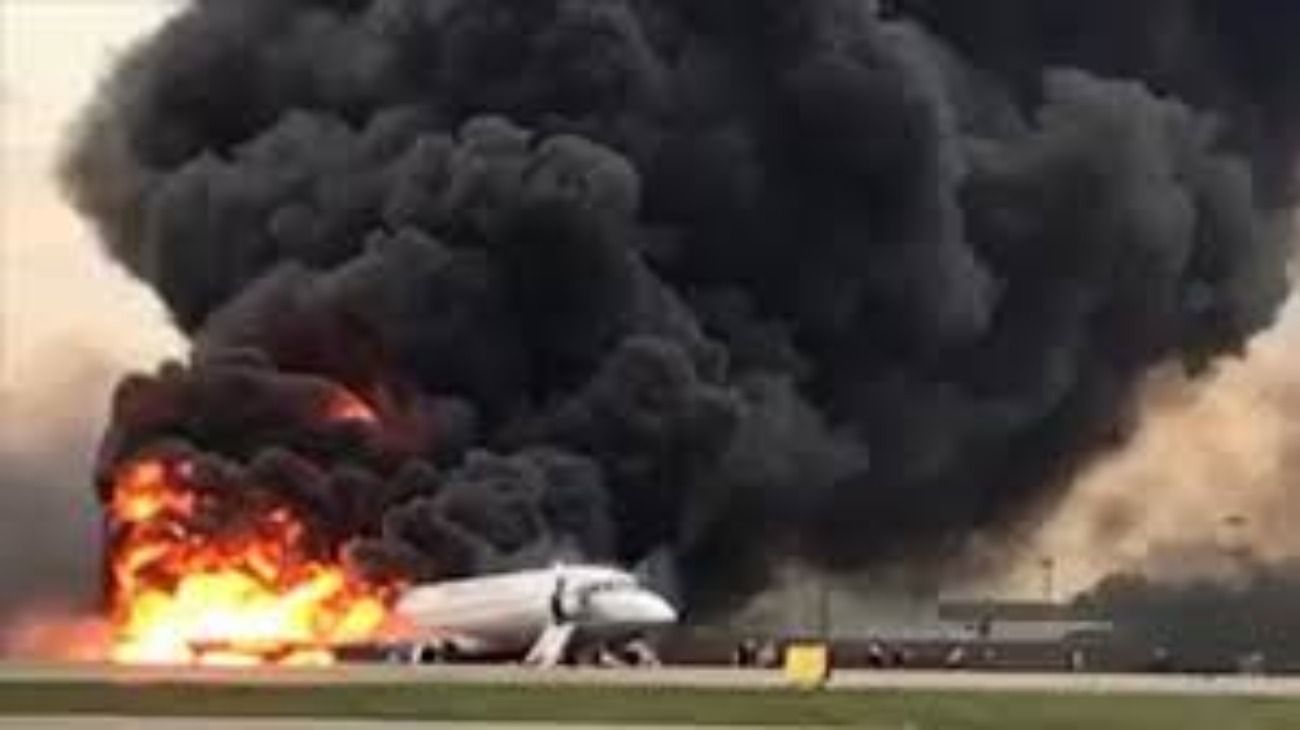 Impactantes imágenes del incendio en el avión.