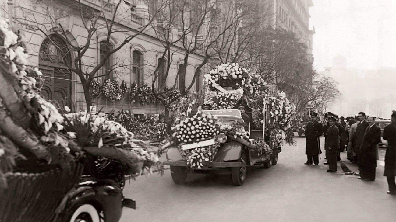 Cientos de miles de personas desfilaron durante días para despedir a la mujer que había entregado los mejores años de su vida a su tarea social y política. 