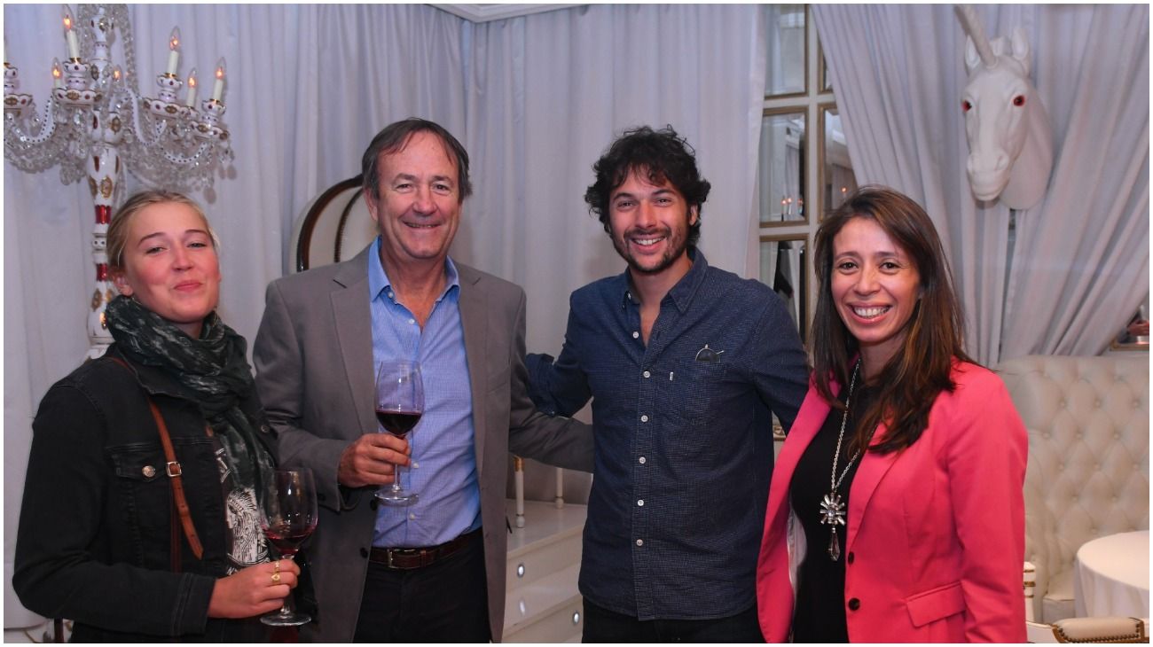 Dueños y representantes de Clos de los 7: Emma Parent, Gustavo Paolucci, y Margarita Bordón junto a Agustino Fontevecchia