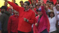 El presidente de Venezuela, Nicolás Maduro y su esposa Cilia Flores saludan a los simpatizantes en Caracas, Venezuela, el 1 de mayo. 