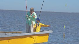 Chichi y Julián palmo a palmo con los pejerreyes. Muchos piques y muy cerca del bote.